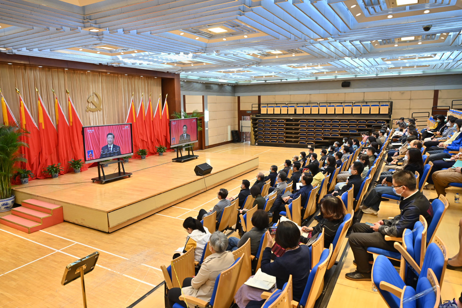 人教社党员干部集中收听收看党的二十大开幕会